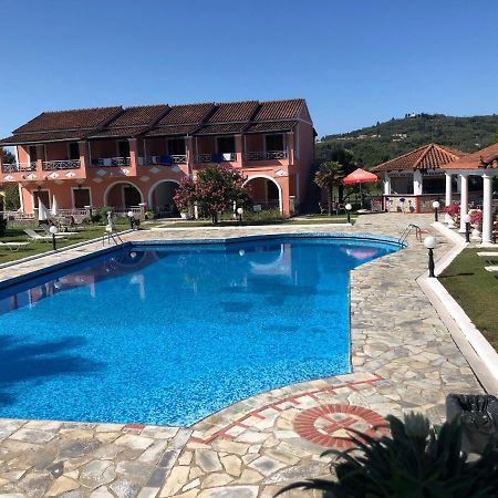 Regina Nina Hotel Vasilátika Екстериор снимка