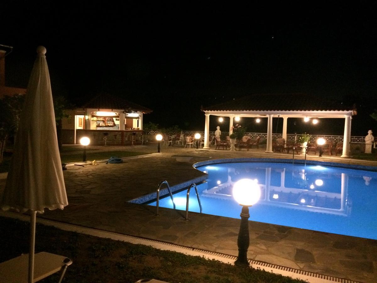 Regina Nina Hotel Vasilátika Екстериор снимка