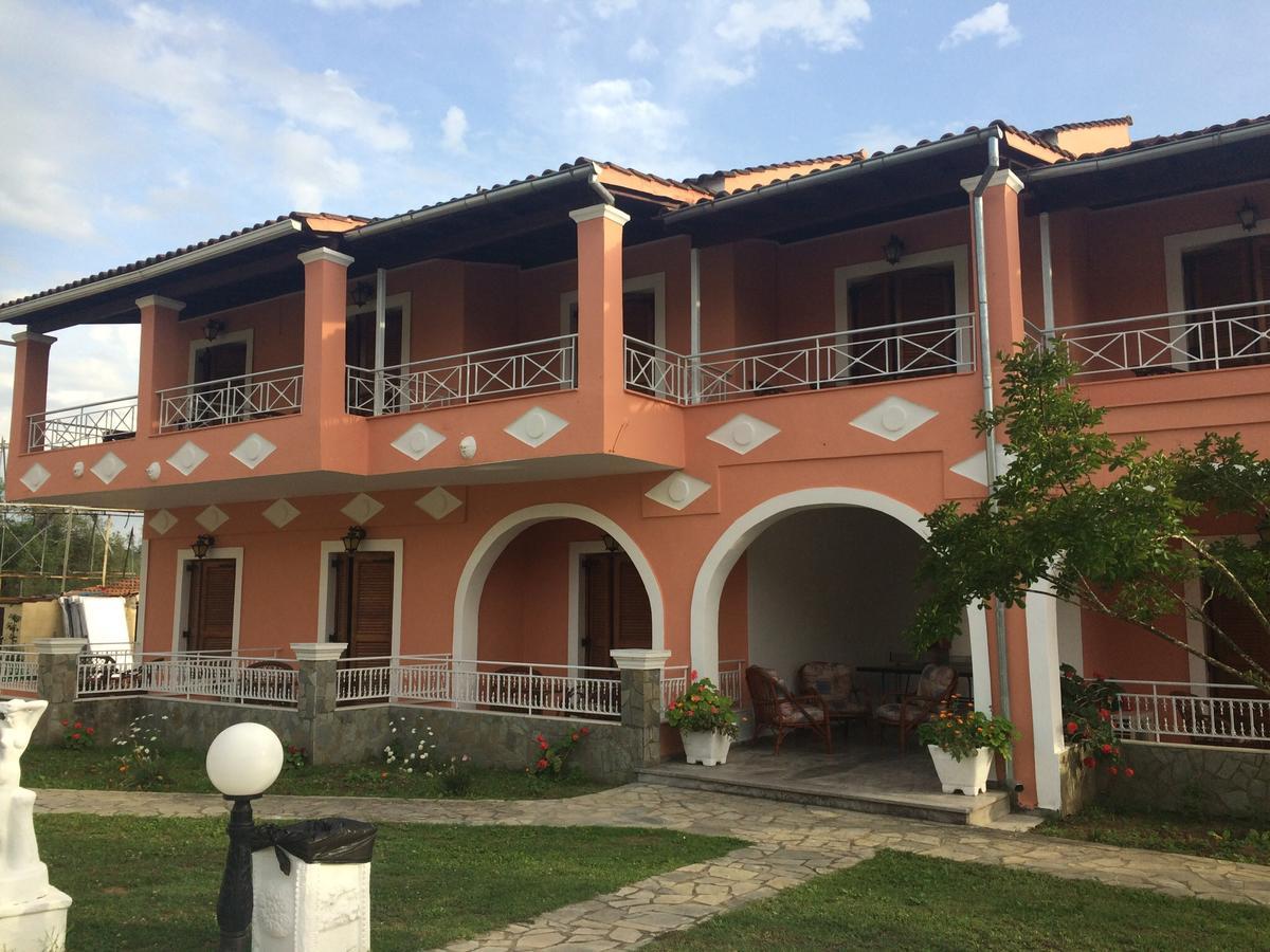Regina Nina Hotel Vasilátika Екстериор снимка